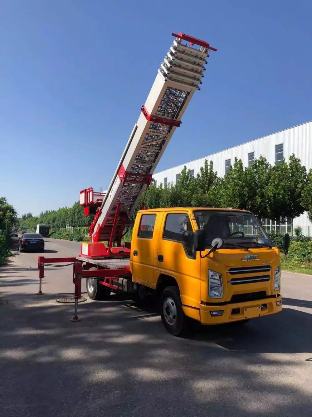 宁阳附近的云梯车出租服务：轻松解决高空作业需求